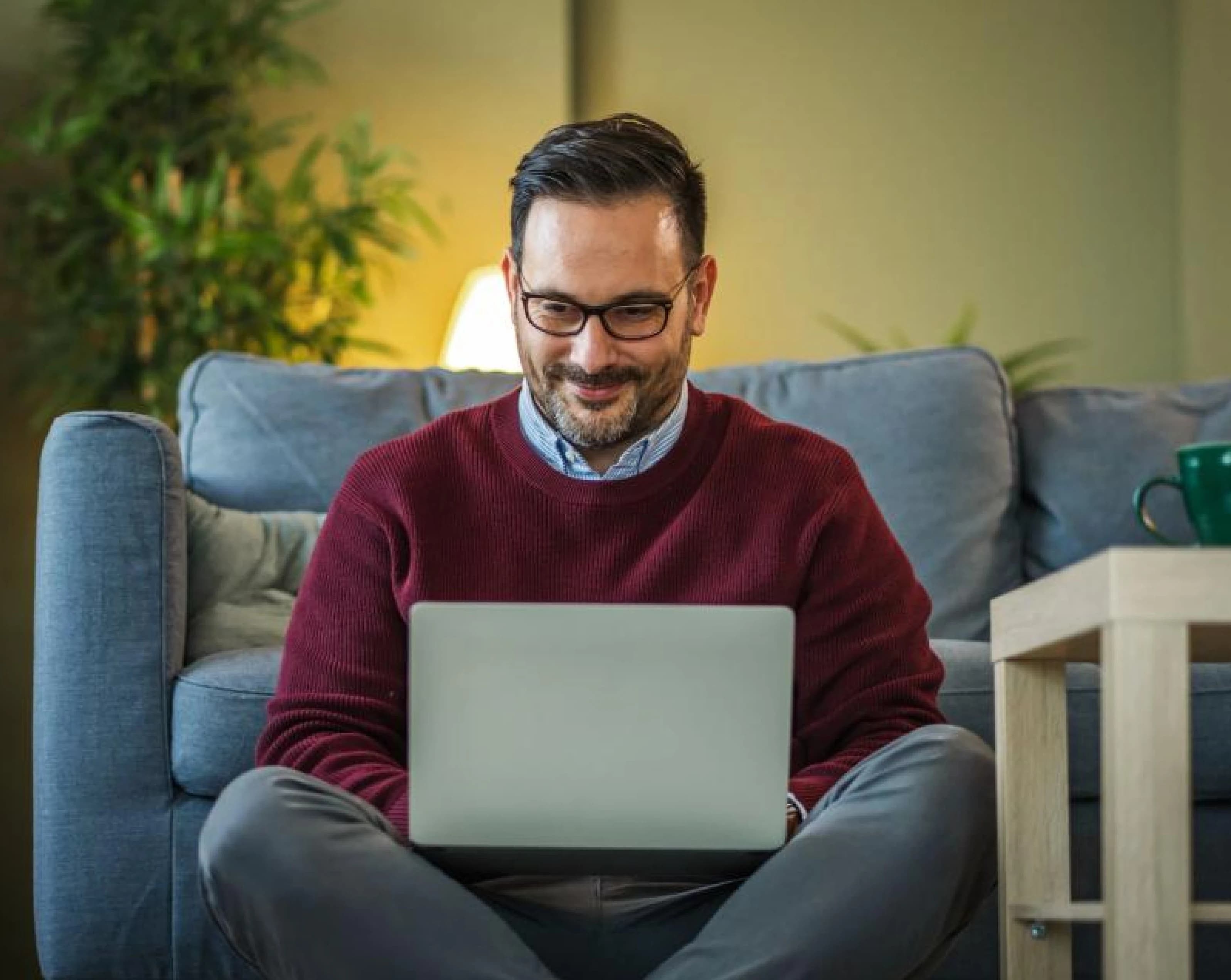 Viewer choosing an IPTV plan on a laptop